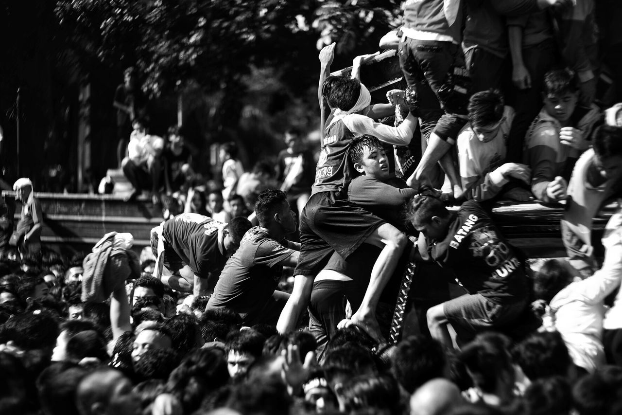 GROUP OF PEOPLE SITTING IN THE PARK