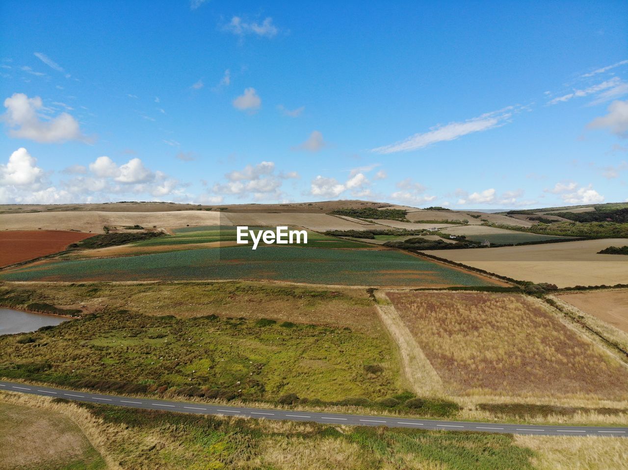 SCENIC VIEW OF AGRICULTURAL LANDSCAPE AGAINST SKY