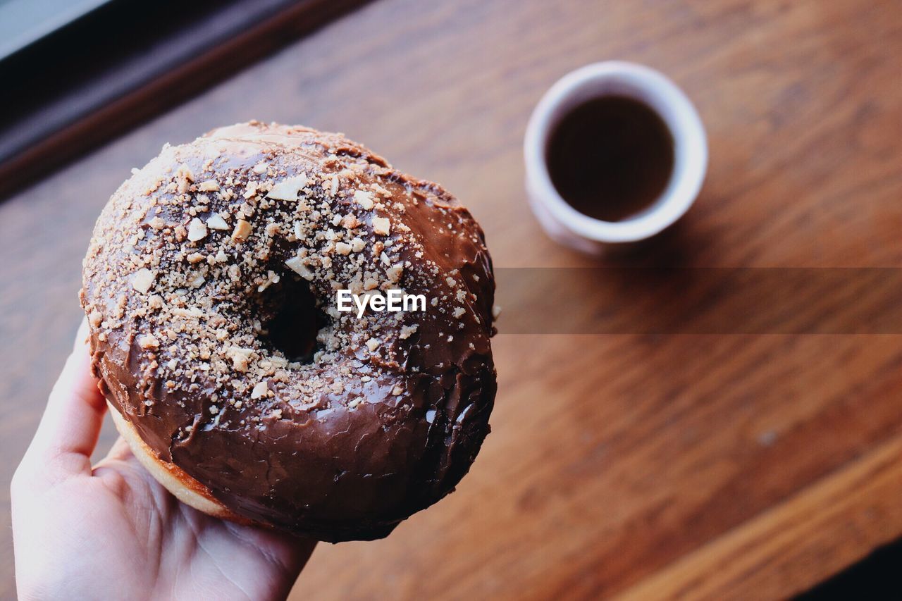 Close-up of a hand holding doughnut