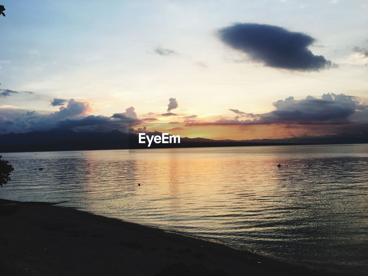 SCENIC VIEW OF SEA AGAINST SUNSET SKY