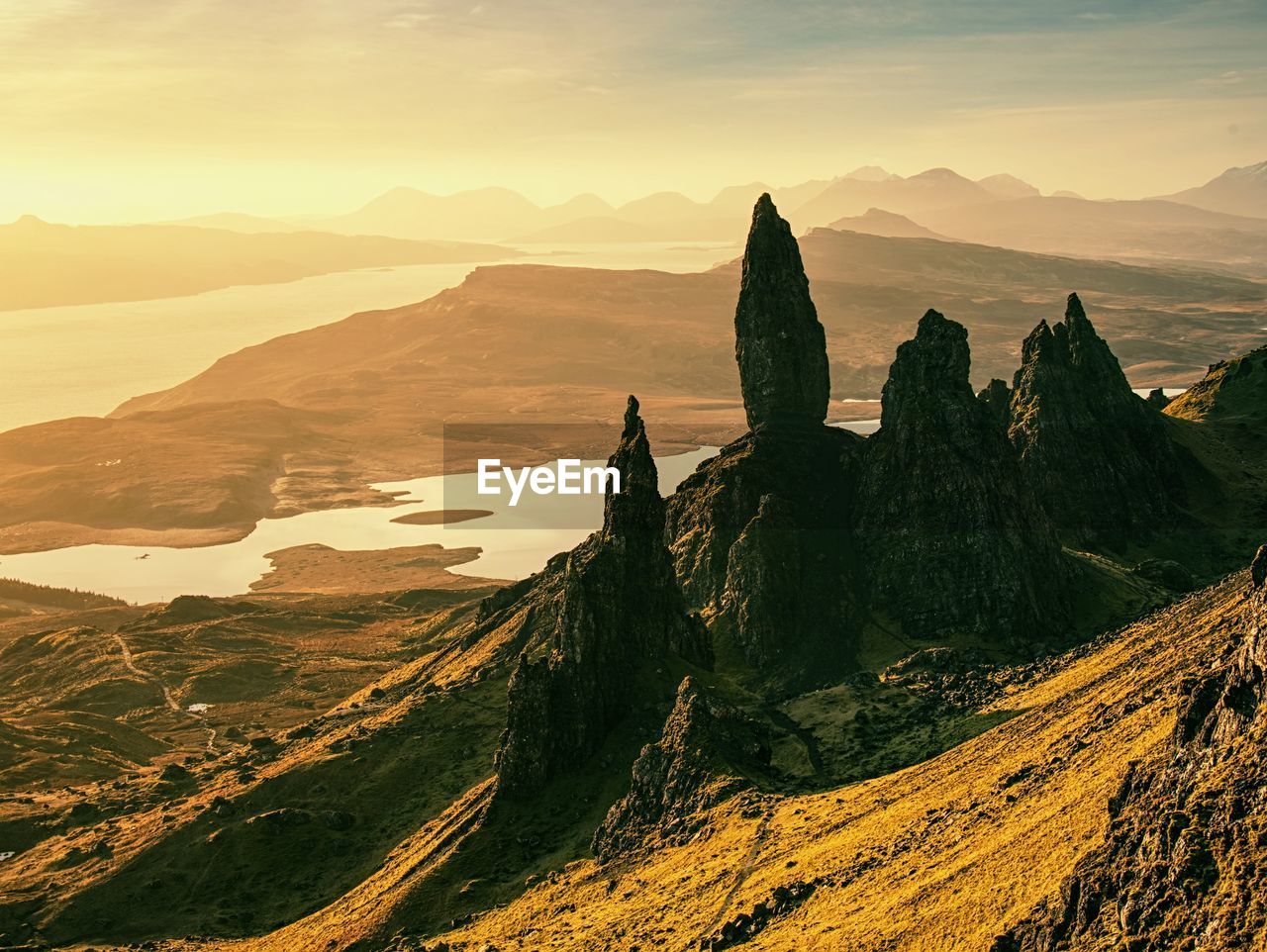 Famous view to old man of storr skye, scotland. morning sun shining over autumn landscape