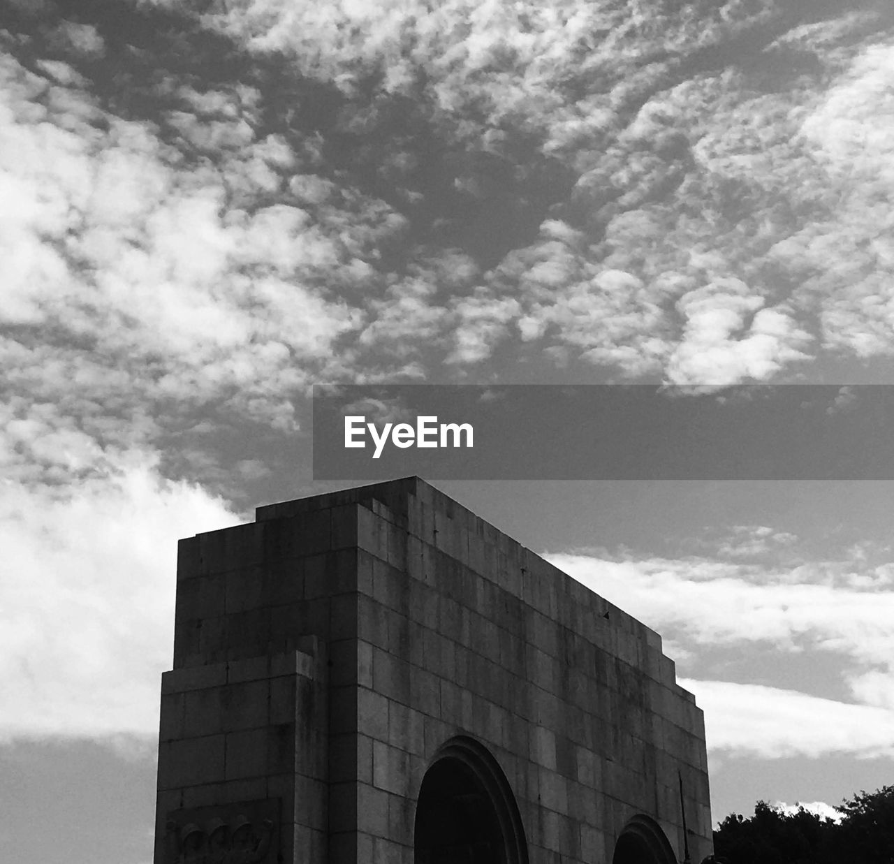 LOW ANGLE VIEW OF HISTORIC BUILDING AGAINST SKY