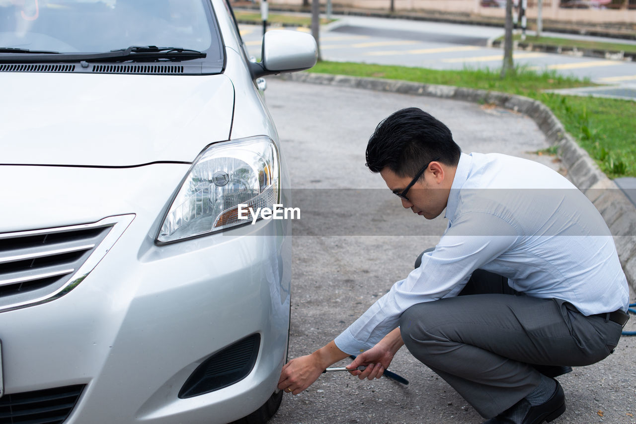 SIDE VIEW OF MAN IN CAR