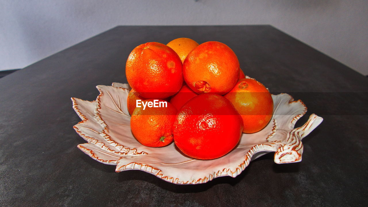 HIGH ANGLE VIEW OF TOMATOES ON TABLE