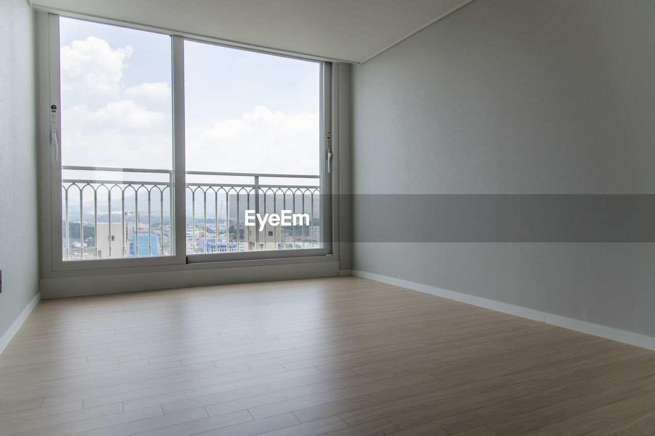 VIEW OF EMPTY WOODEN FLOOR