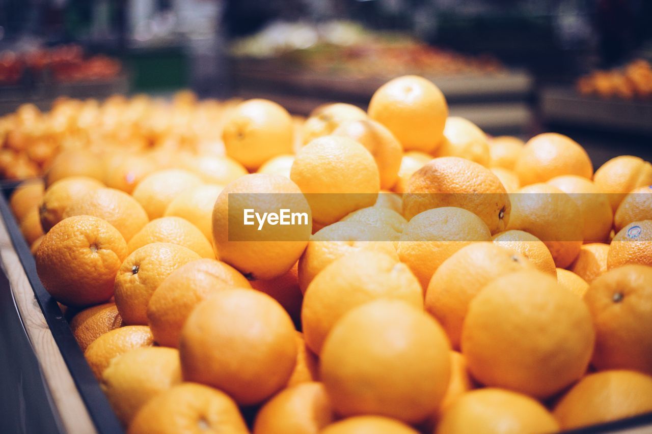 CLOSE-UP OF ORANGES AT MARKET STALL