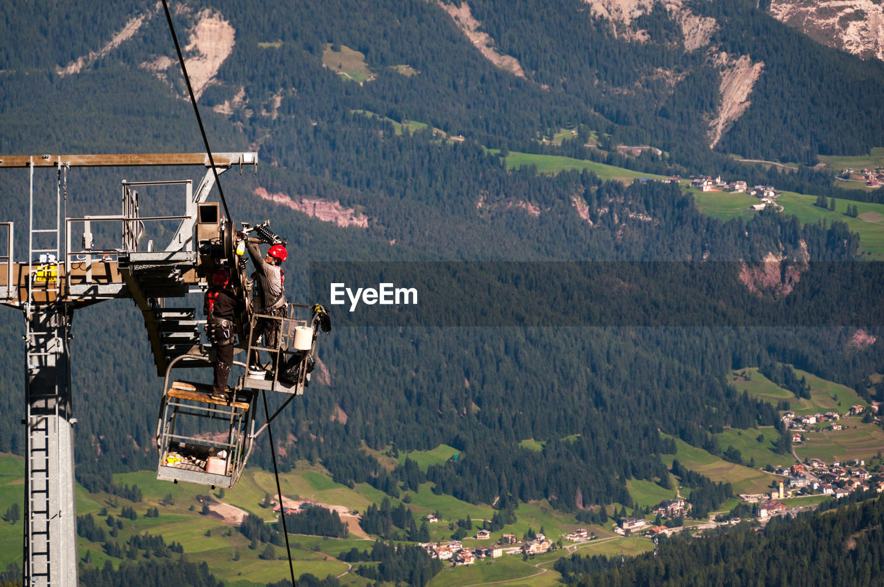 Hazardous work, maintenance of a cable car during the summer