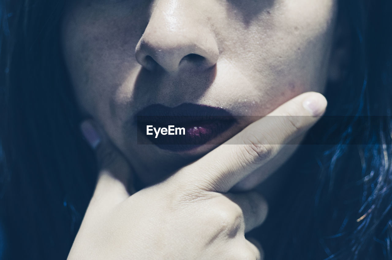 CLOSE-UP PORTRAIT OF YOUNG WOMAN WITH HANDS