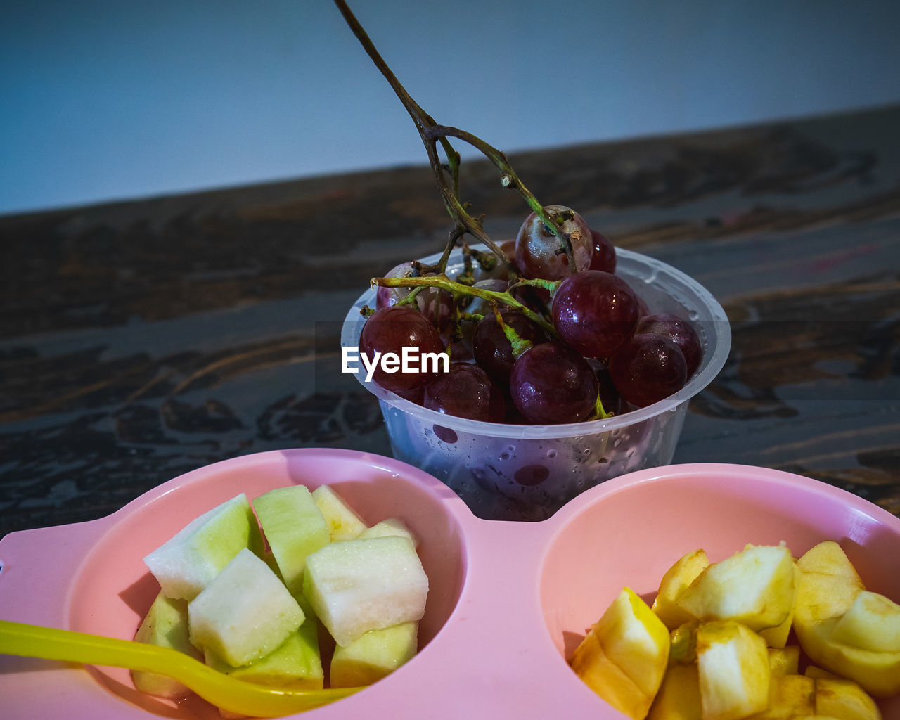 CLOSE-UP OF FRUITS IN BOWL ON TABLE