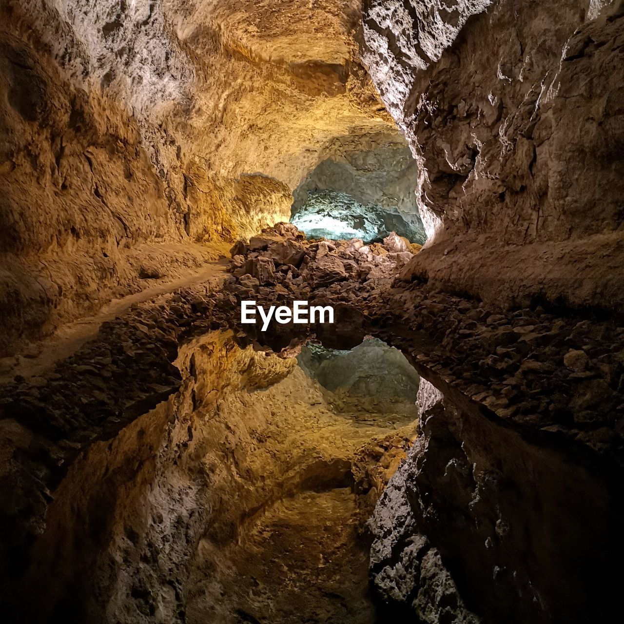 LOW ANGLE VIEW OF ROCK IN CAVE