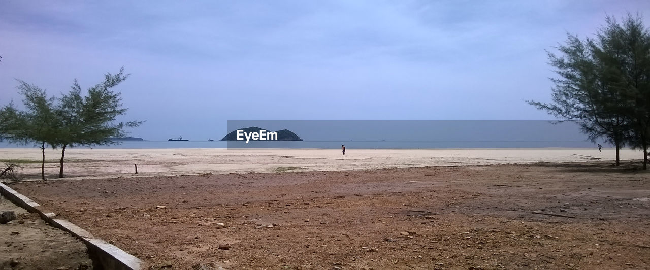 BEACH BY SEA AGAINST SKY