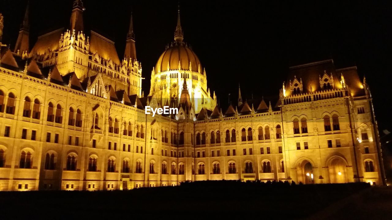 VIEW OF ILLUMINATED BUILDING AT NIGHT