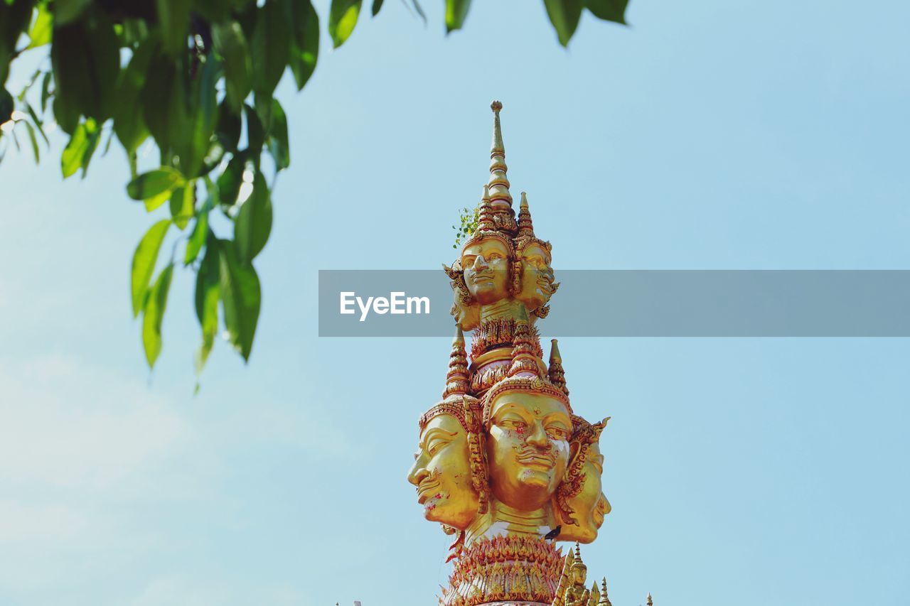 LOW ANGLE VIEW OF STATUE AGAINST SKY