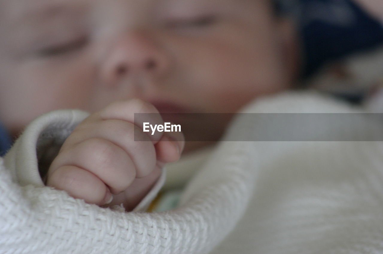 CLOSE-UP OF BABY HAND