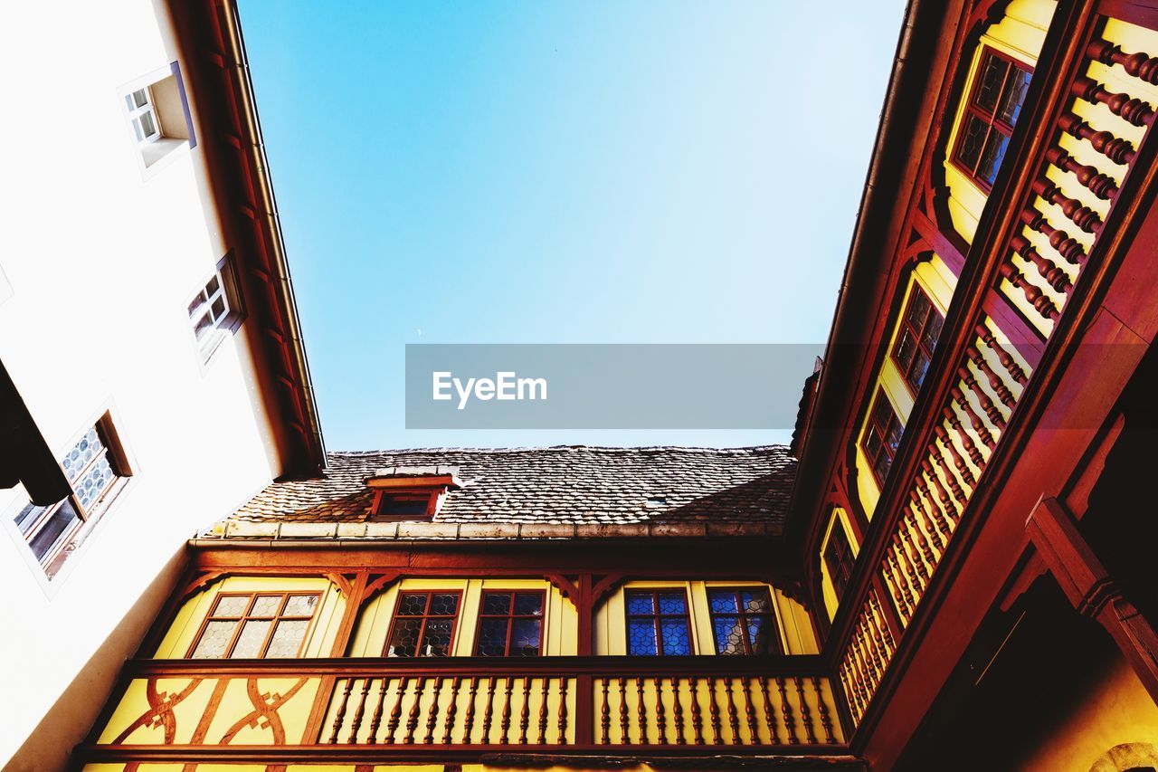 LOW ANGLE VIEW OF BUILDINGS AGAINST SKY