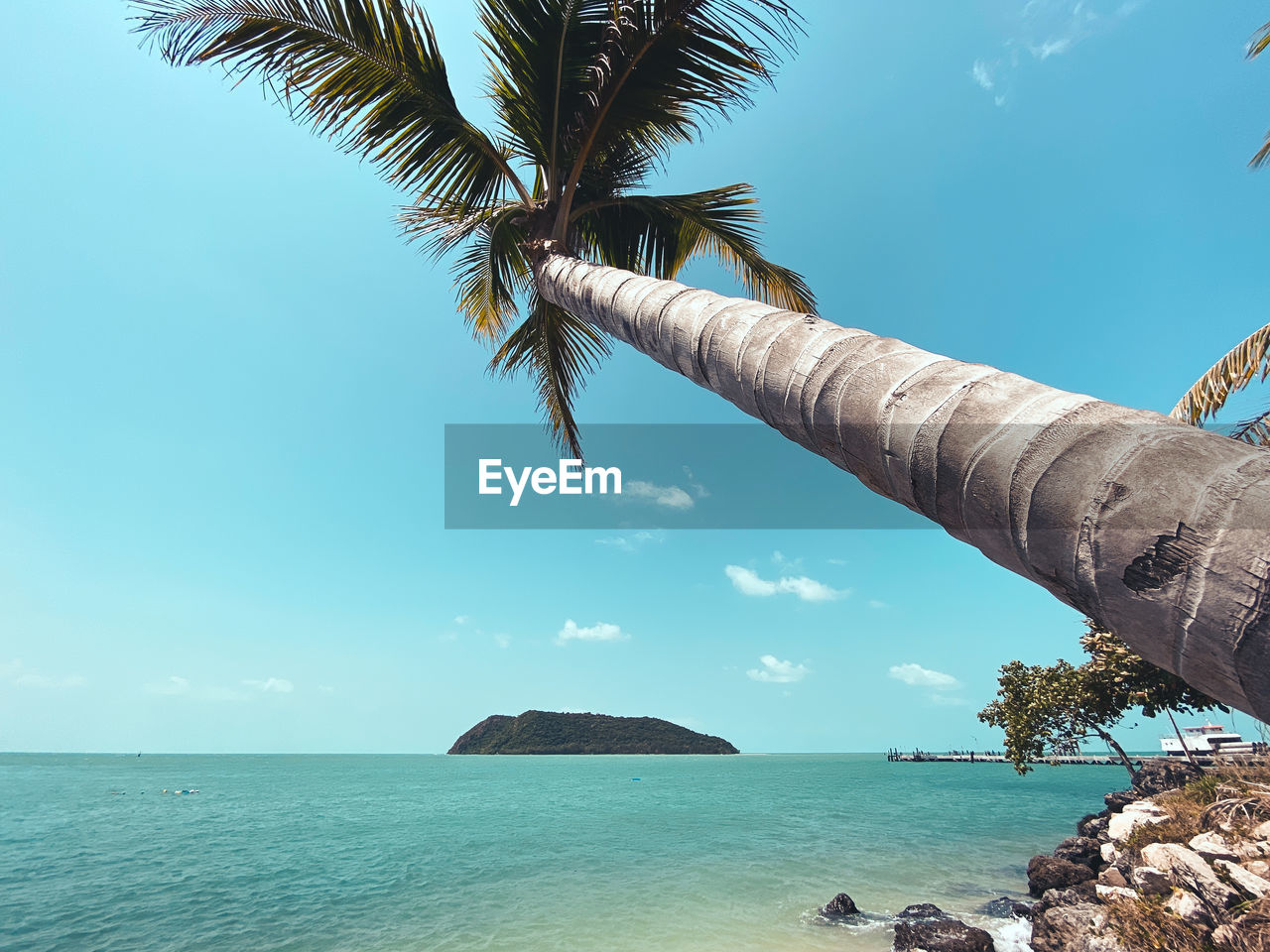 SCENIC VIEW OF SEA AGAINST BLUE SKY