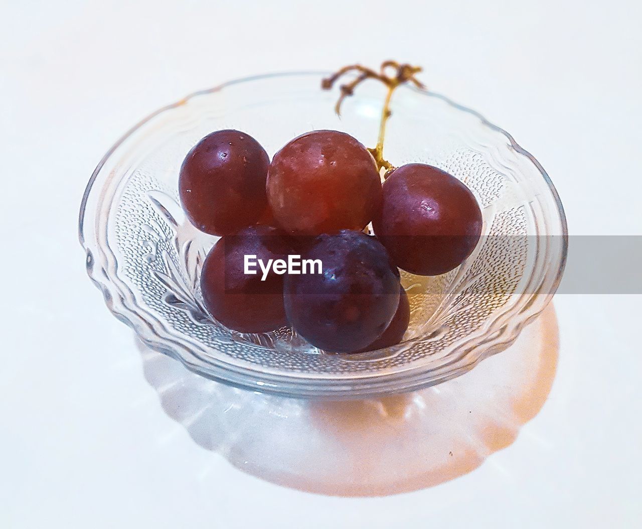 HIGH ANGLE VIEW OF GRAPES IN GLASS BOWL