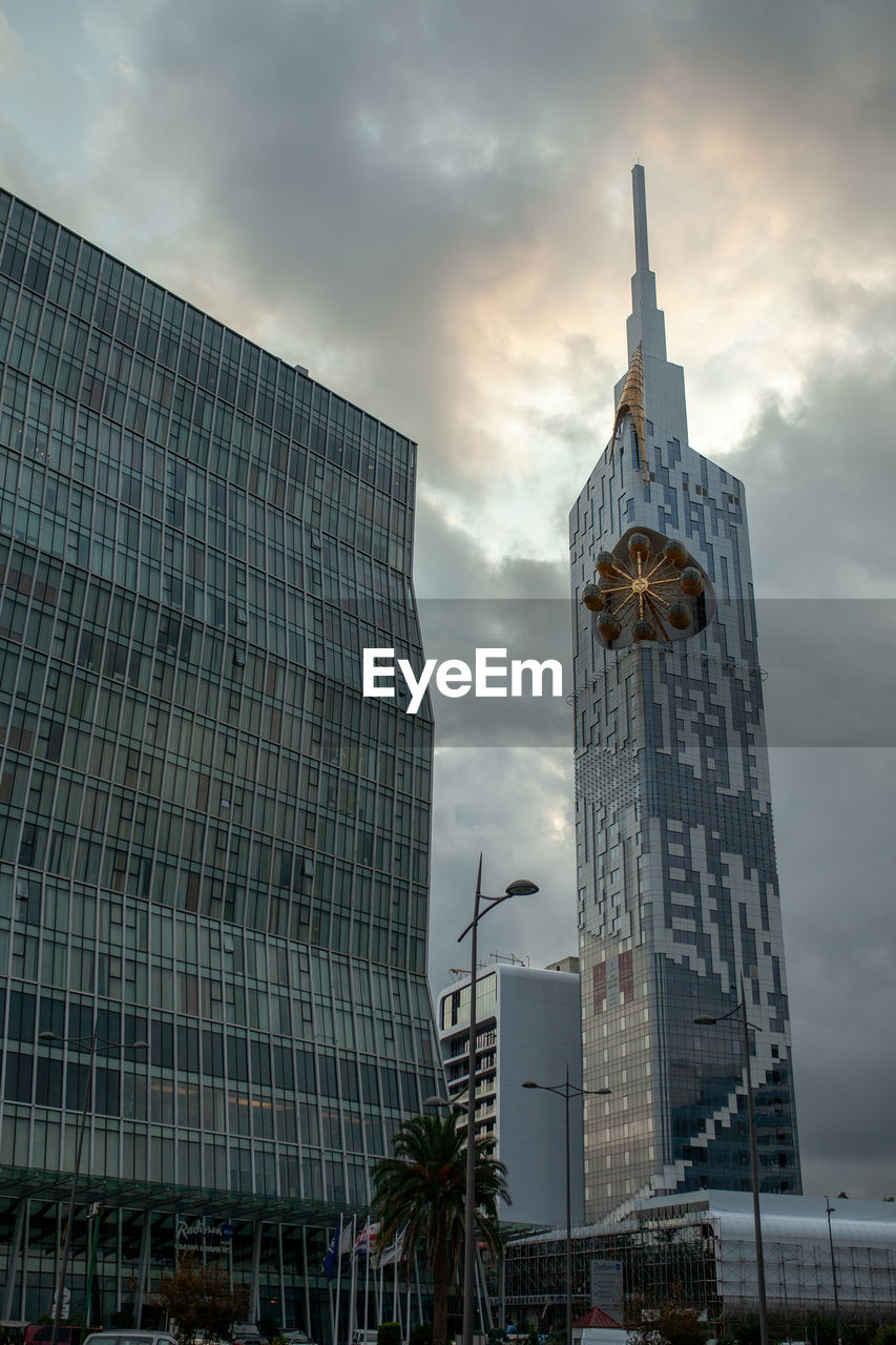 LOW ANGLE VIEW OF MODERN BUILDING AGAINST SKY