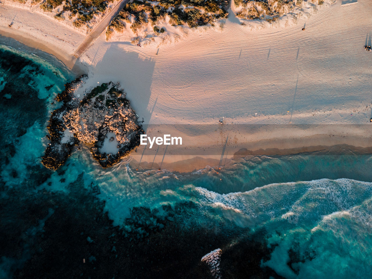 HIGH ANGLE VIEW OF SEA WAVES