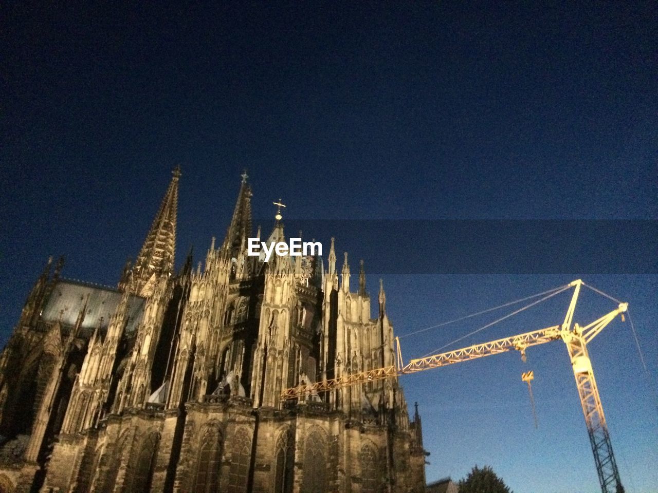 LOW ANGLE VIEW OF BUILT STRUCTURE AGAINST CLEAR BLUE SKY