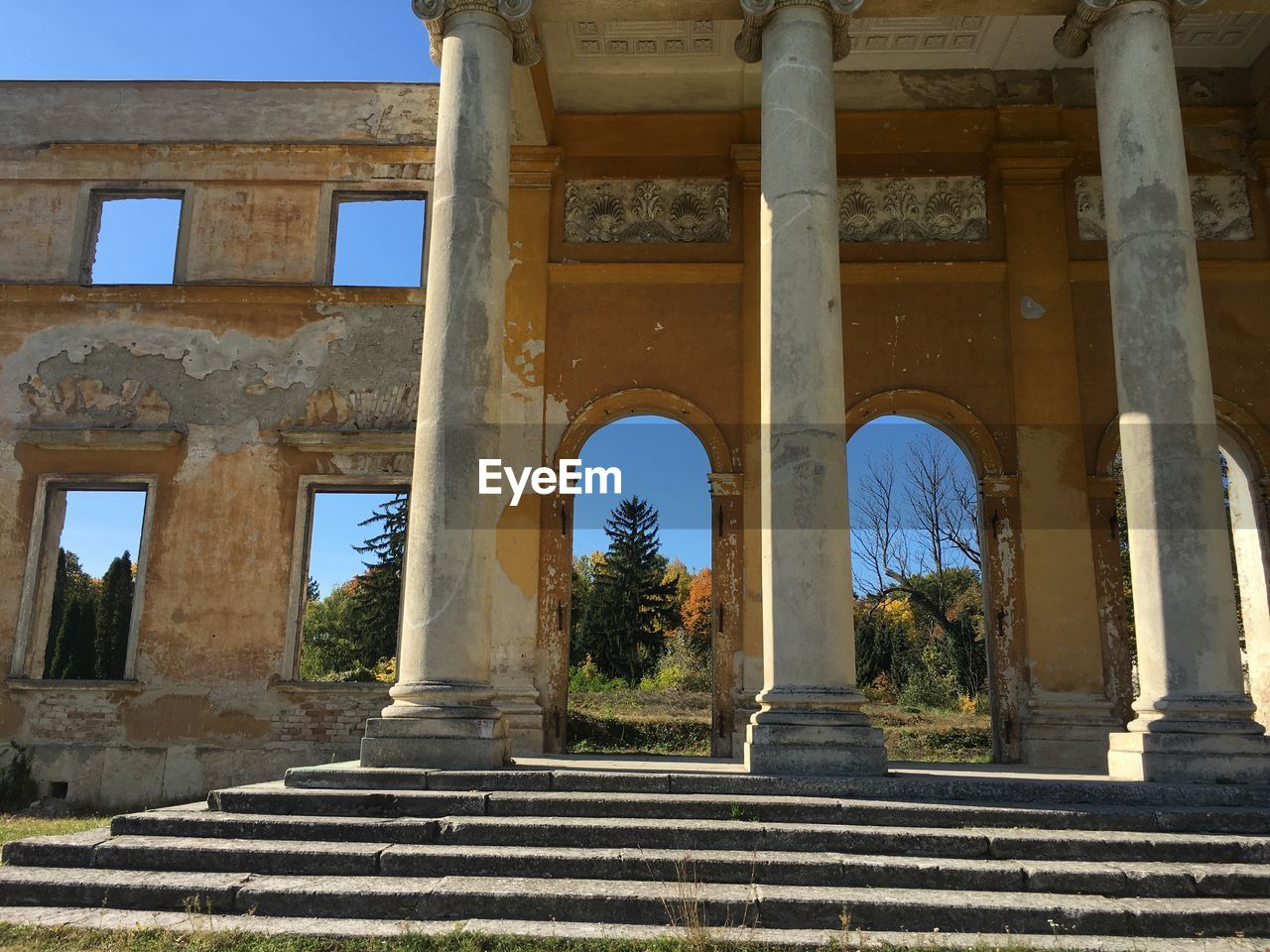 LOW ANGLE VIEW OF HISTORICAL BUILDING