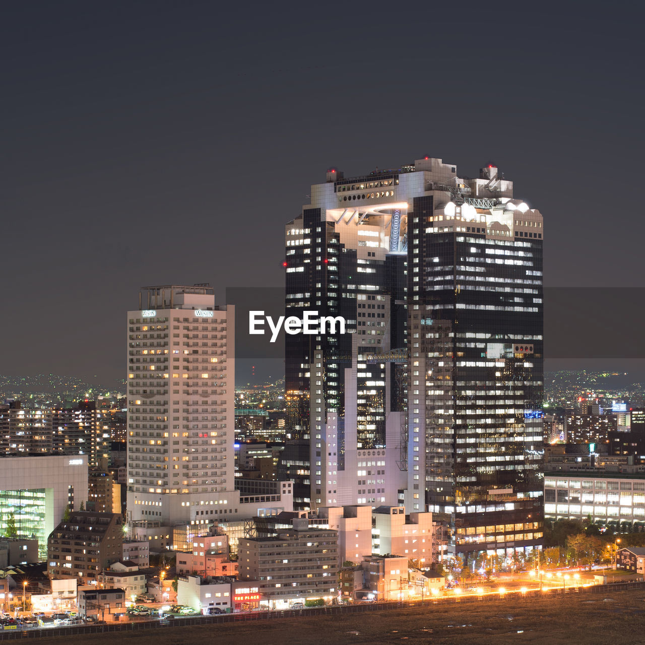 VIEW OF ILLUMINATED CITYSCAPE AT NIGHT