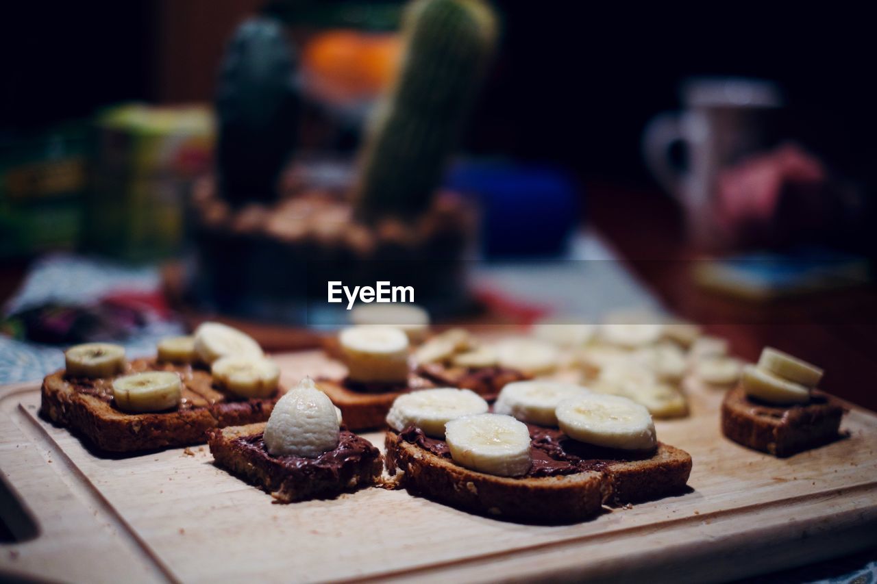 CLOSE-UP OF COOKIES IN PLATE