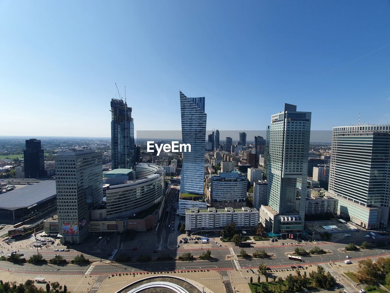 AERIAL VIEW OF BUILDINGS IN CITY
