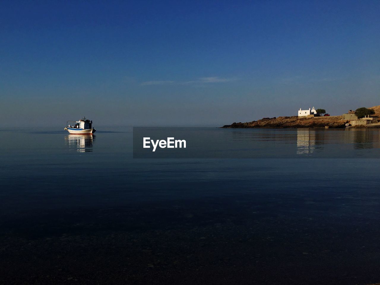 SHIP IN SEA AGAINST CLEAR SKY