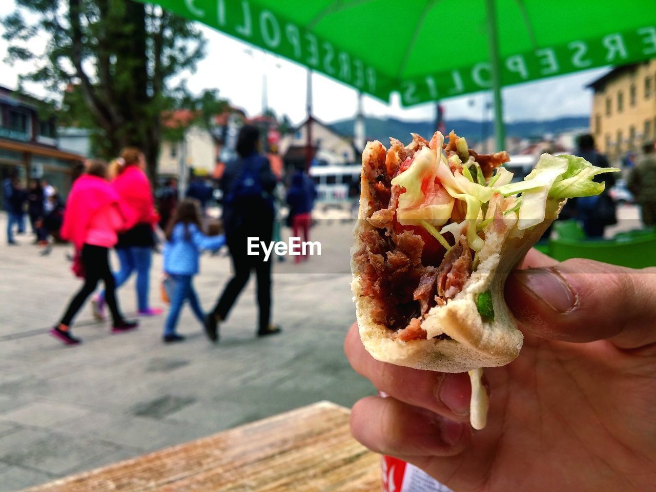 CROPPED IMAGE OF HAND HOLDING ICE CREAM