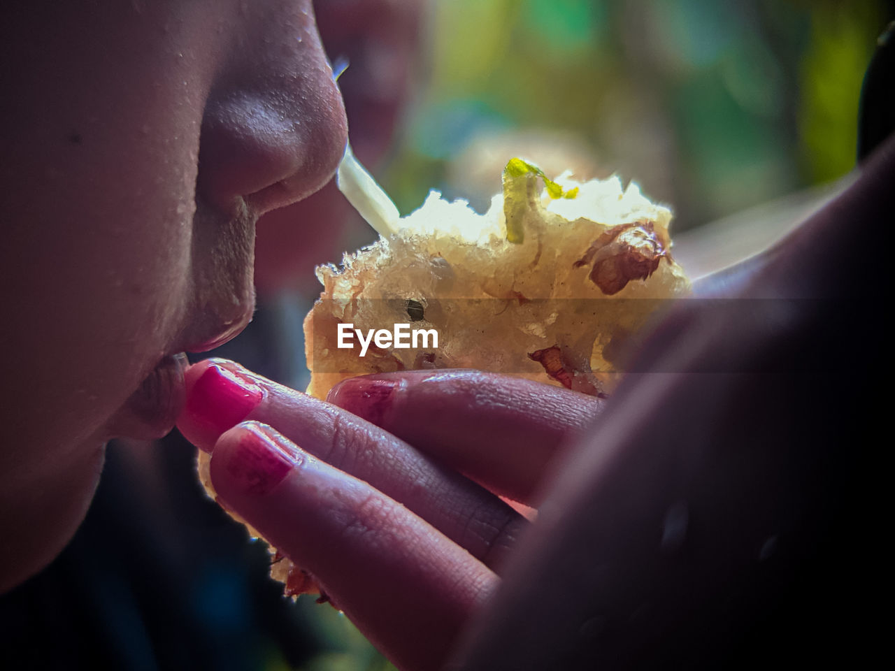 CLOSE-UP OF PERSON HAND HOLDING APPLE