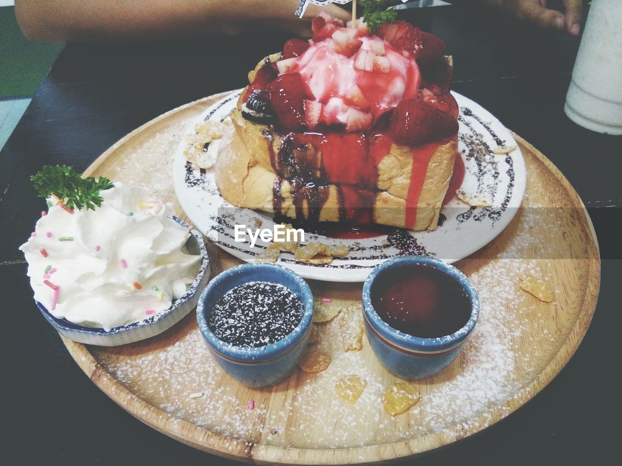 HIGH ANGLE VIEW OF CAKE IN PLATE