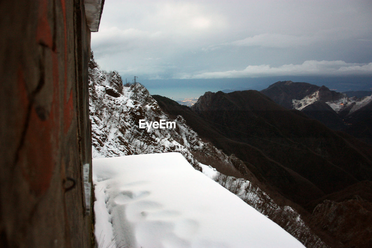 SCENIC VIEW OF SNOWCAPPED MOUNTAINS AGAINST SKY DURING WINTER