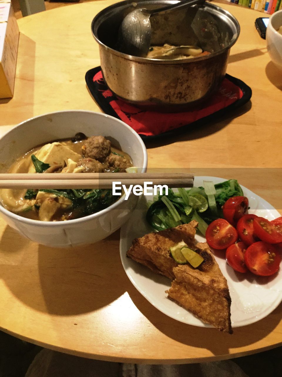 HIGH ANGLE VIEW OF FOOD ON TABLE