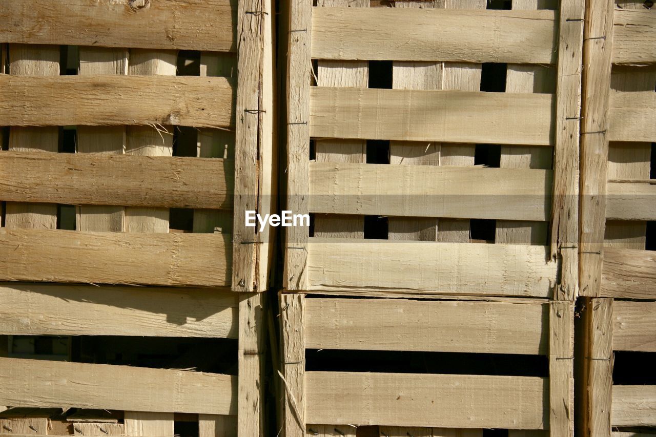 FULL FRAME SHOT OF WOODEN ROOF