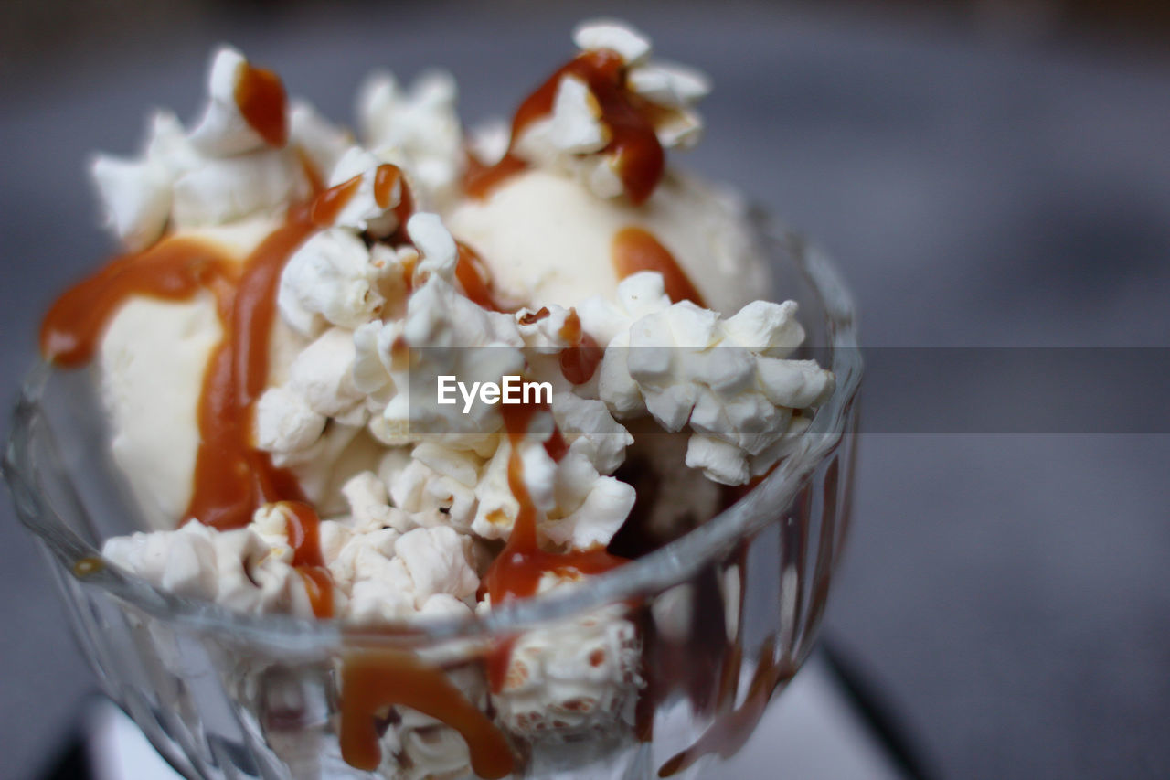 Close-up of caramel with popcorns in container 