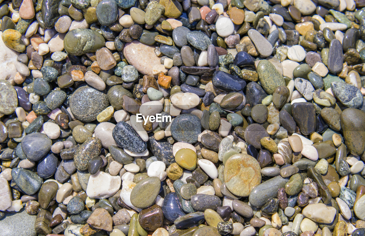 HIGH ANGLE VIEW OF STONES ON BEACH