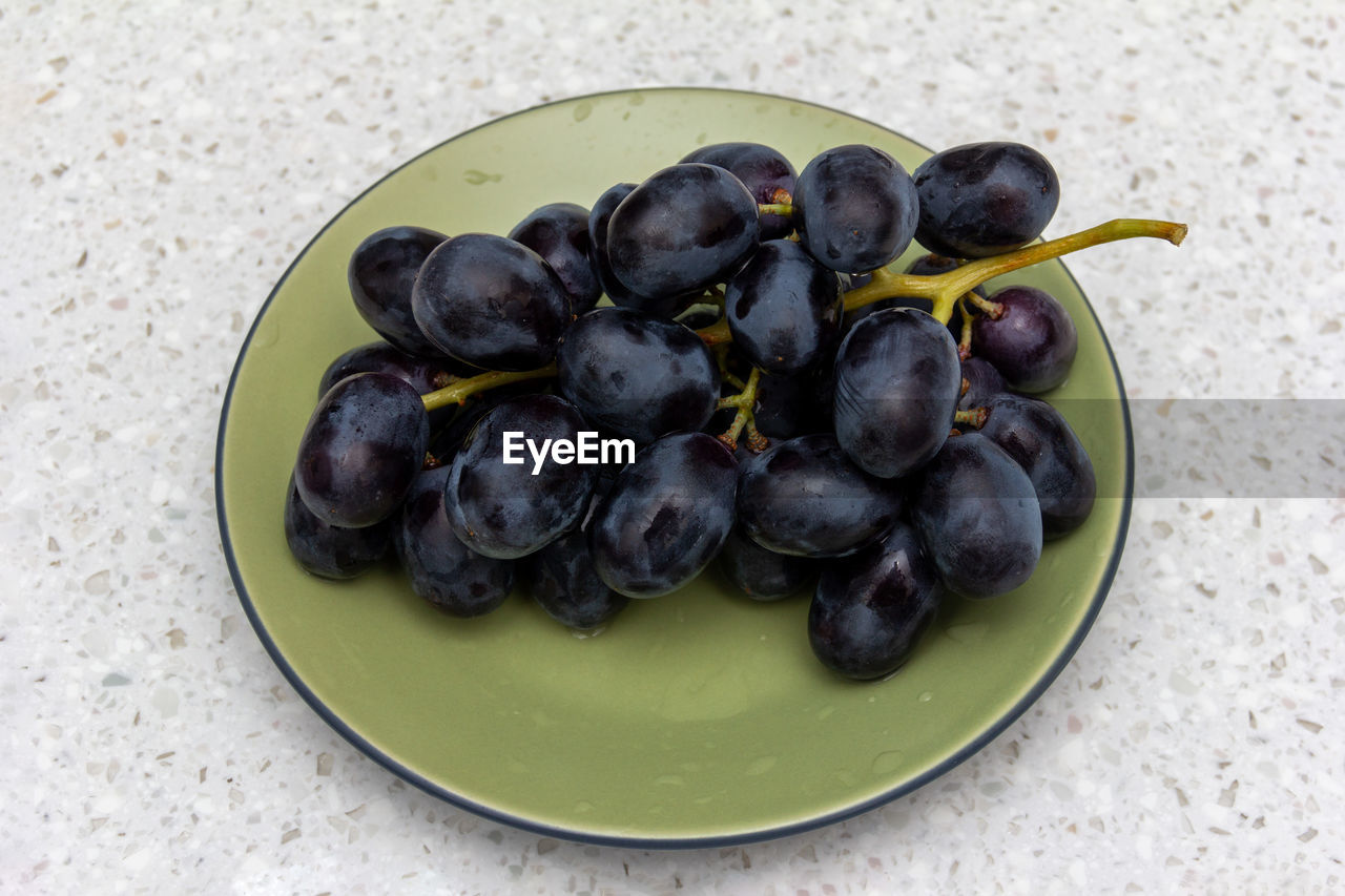 HIGH ANGLE VIEW OF GRAPES IN BOWL