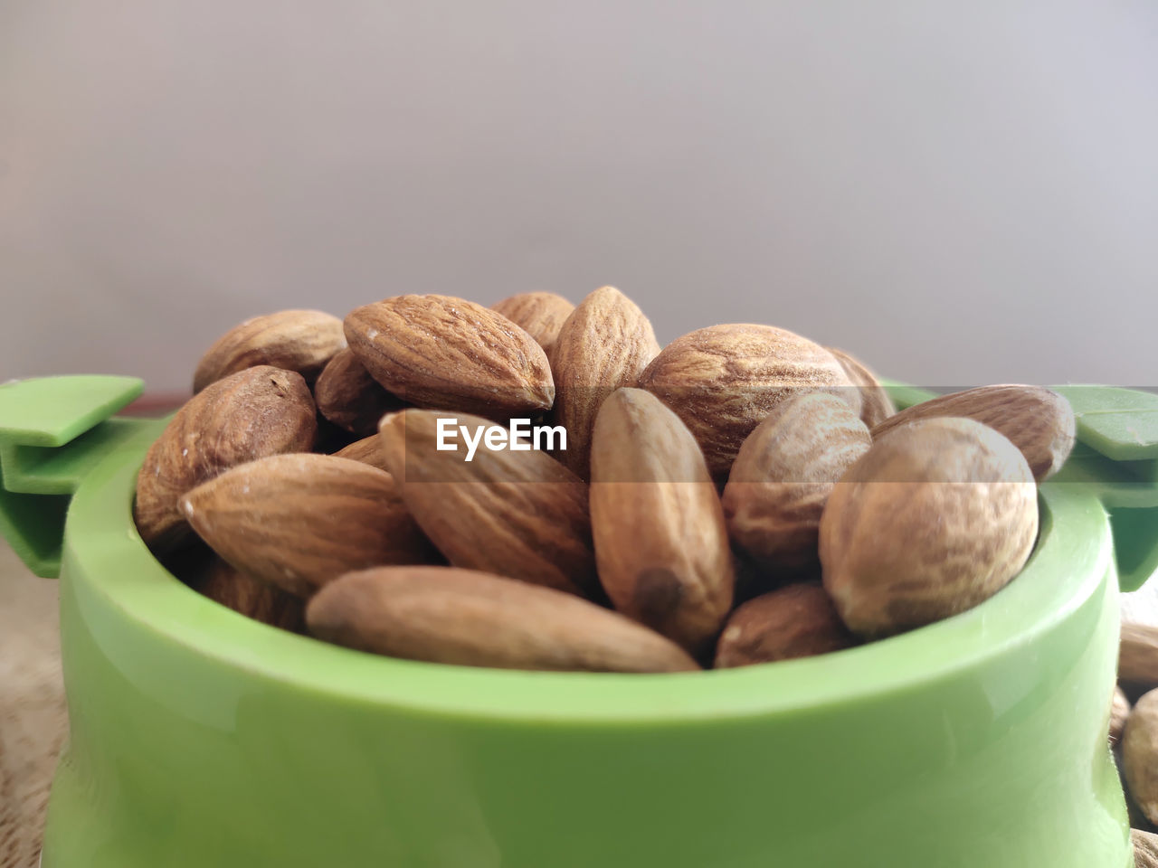 CLOSE-UP OF ROASTED COFFEE IN BOWL