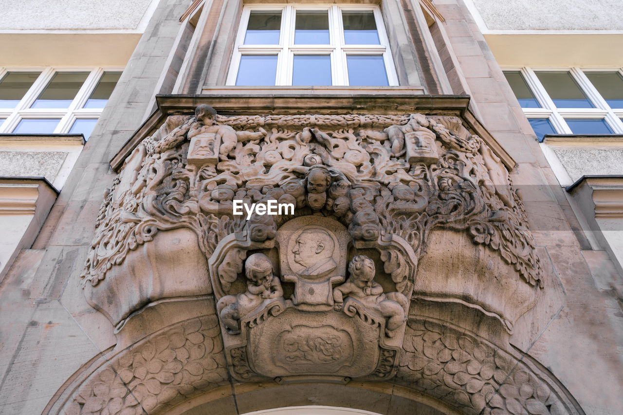 LOW ANGLE VIEW OF STATUES ON BUILDING