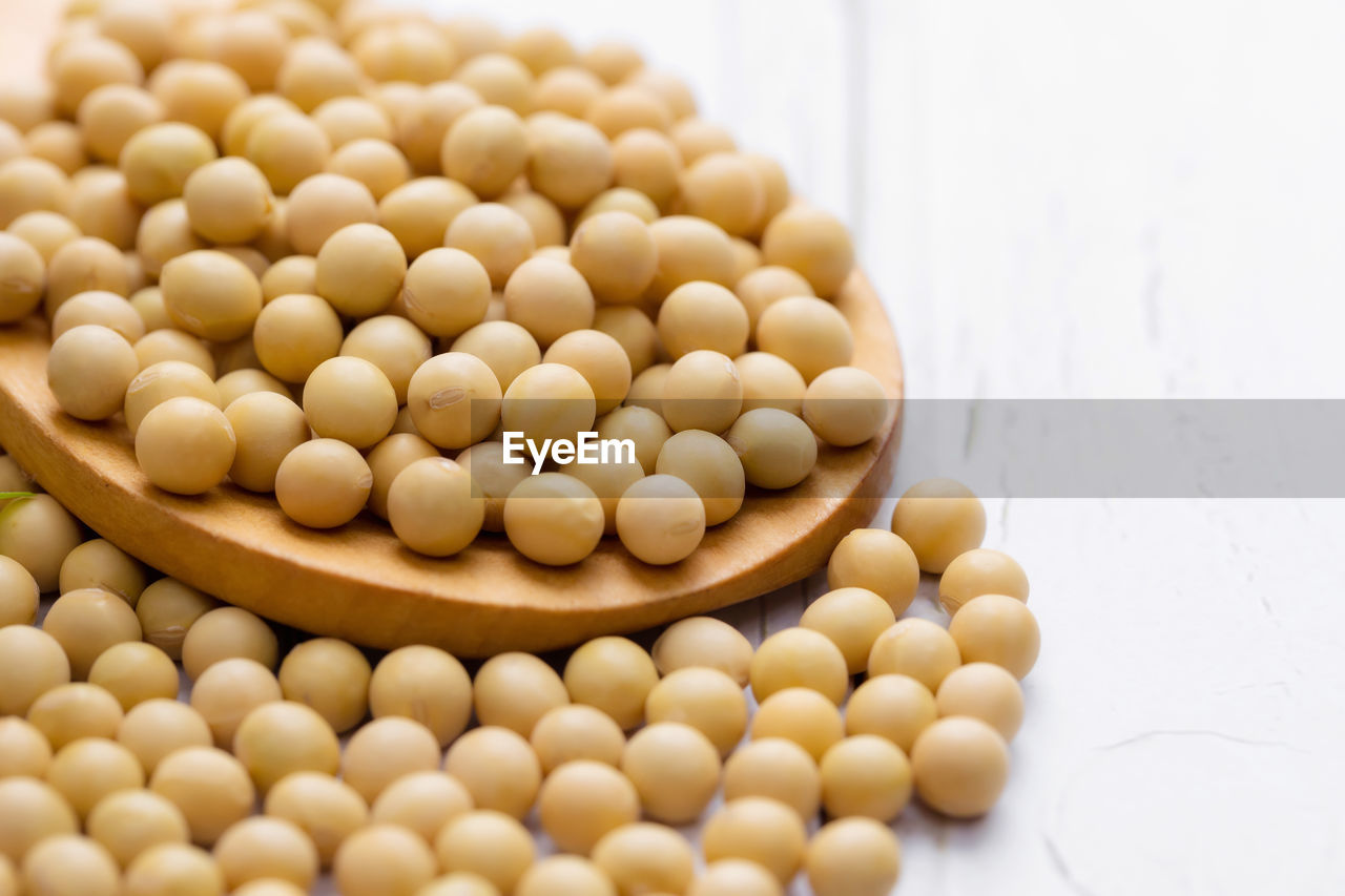 HIGH ANGLE VIEW OF CANDIES IN BOWL ON TABLE