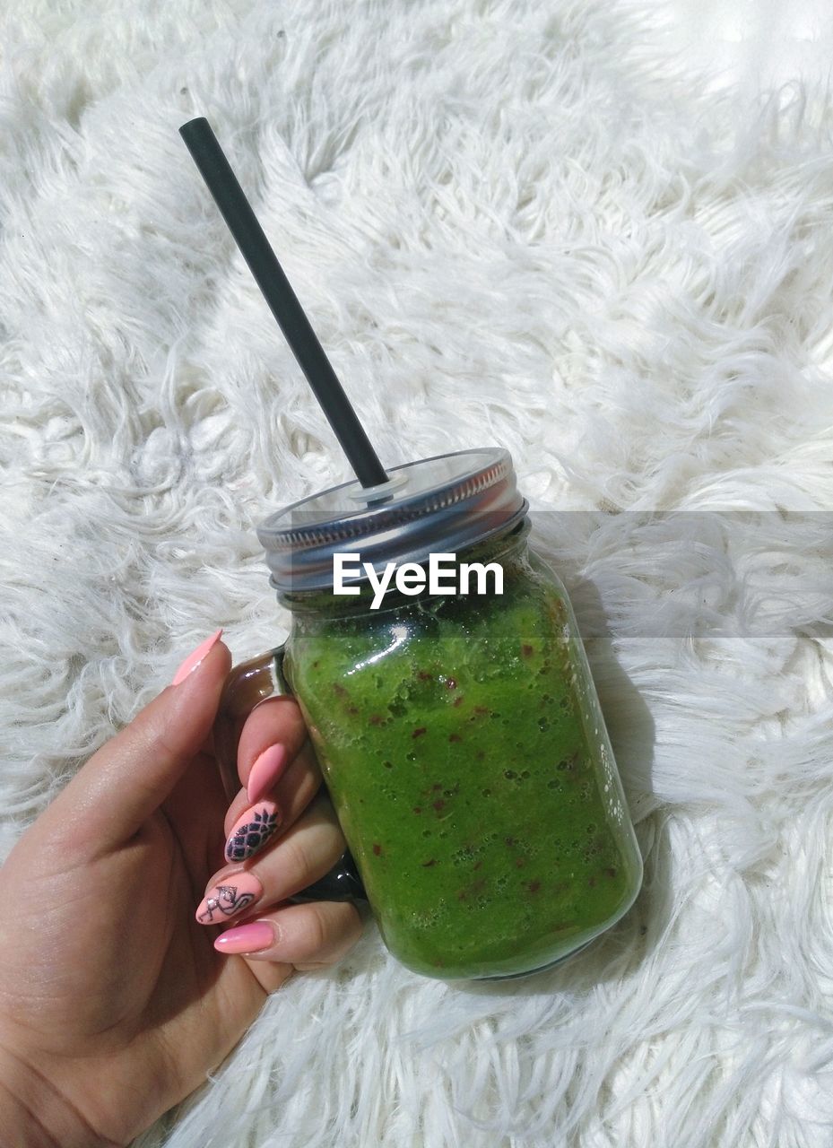 CLOSE-UP OF WOMAN HAND HOLDING DRINK