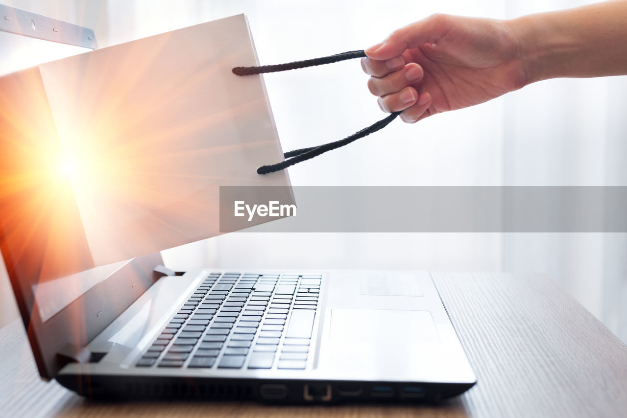 CROPPED IMAGE OF PERSON HOLDING SMART PHONE