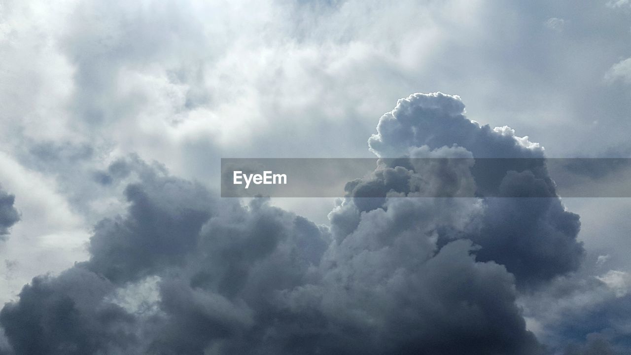 Full frame low angle view of cloudy sky