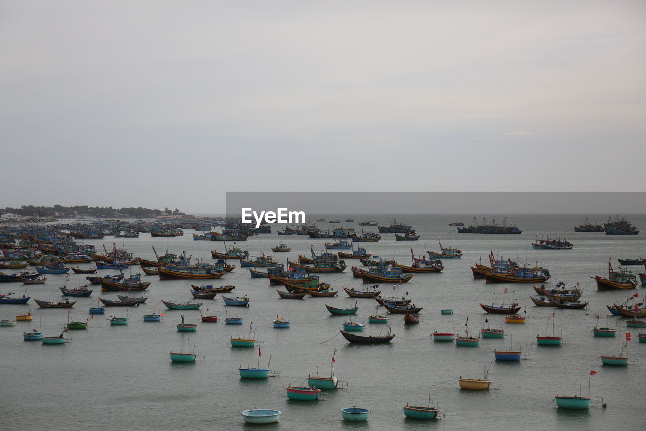 HIGH ANGLE VIEW OF BOATS IN SEA