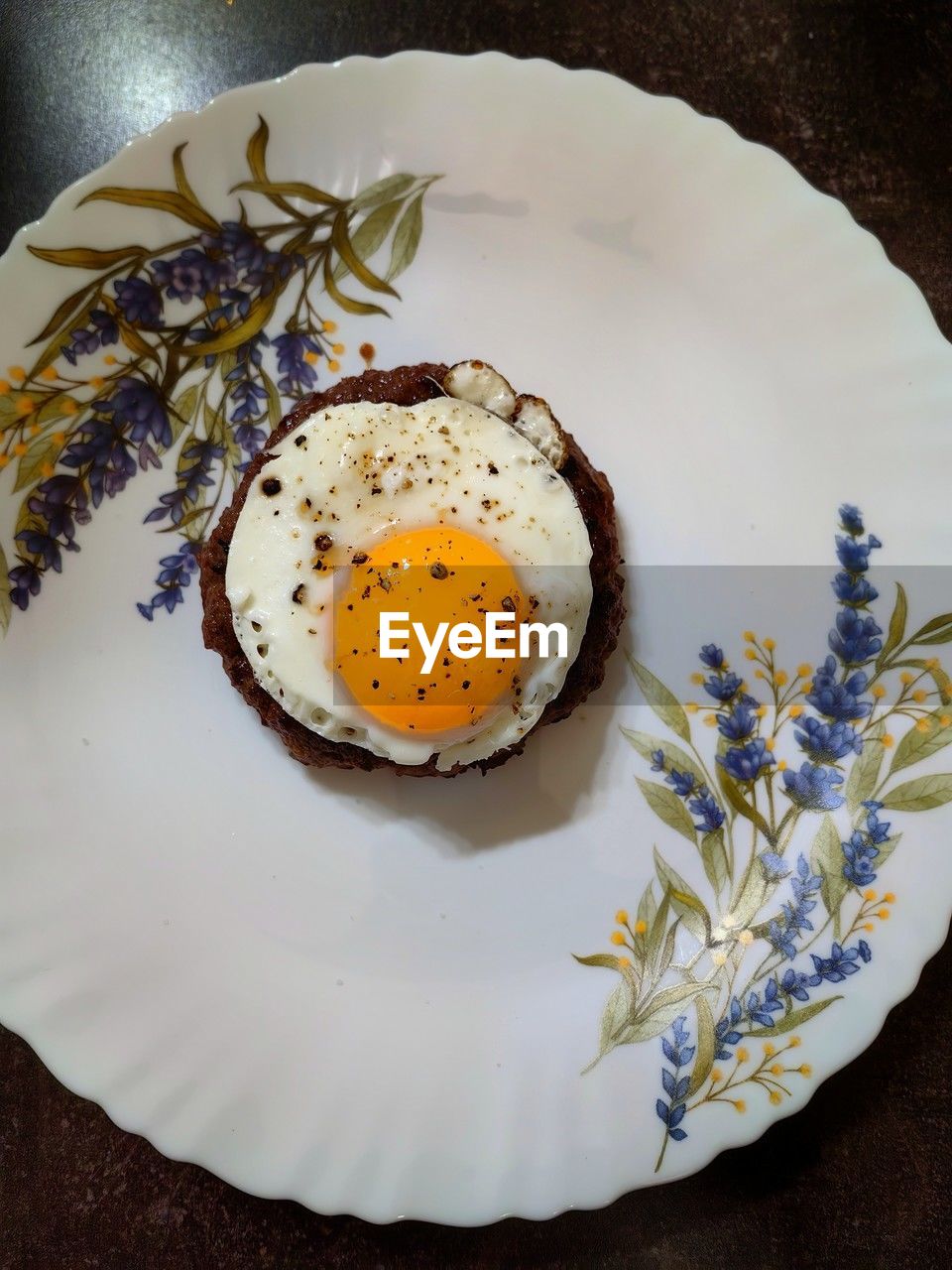 food and drink, food, egg, fried egg, fried, healthy eating, meal, plate, breakfast, egg yolk, wellbeing, freshness, sunny side up, dish, no people, indoors, high angle view, produce, directly above, table