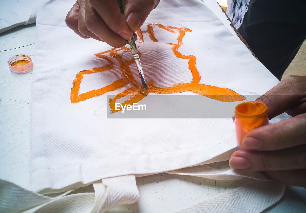 Drawing on a white cloth with watercolor paintings.