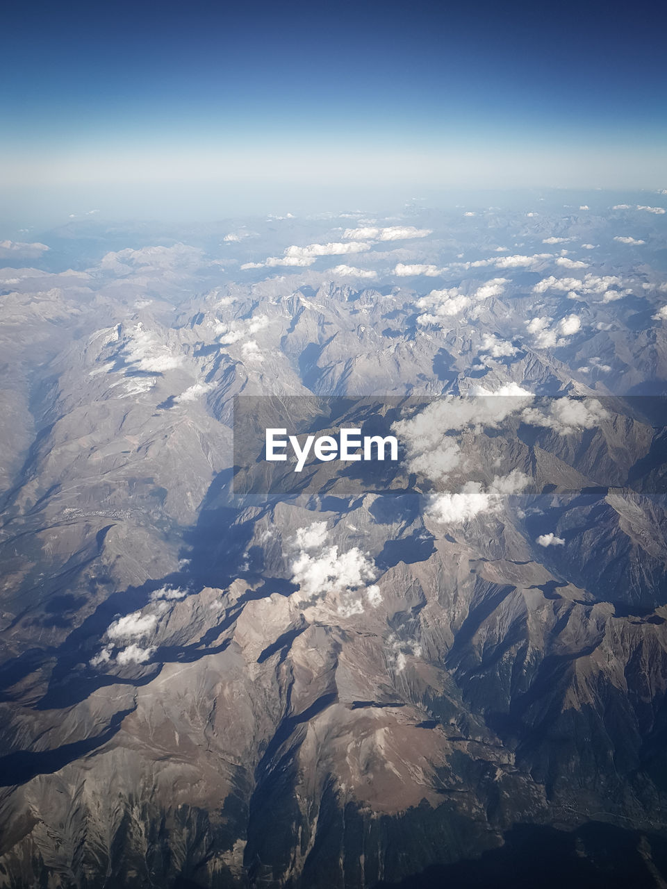 AERIAL VIEW OF MOUNTAIN RANGE AGAINST SKY