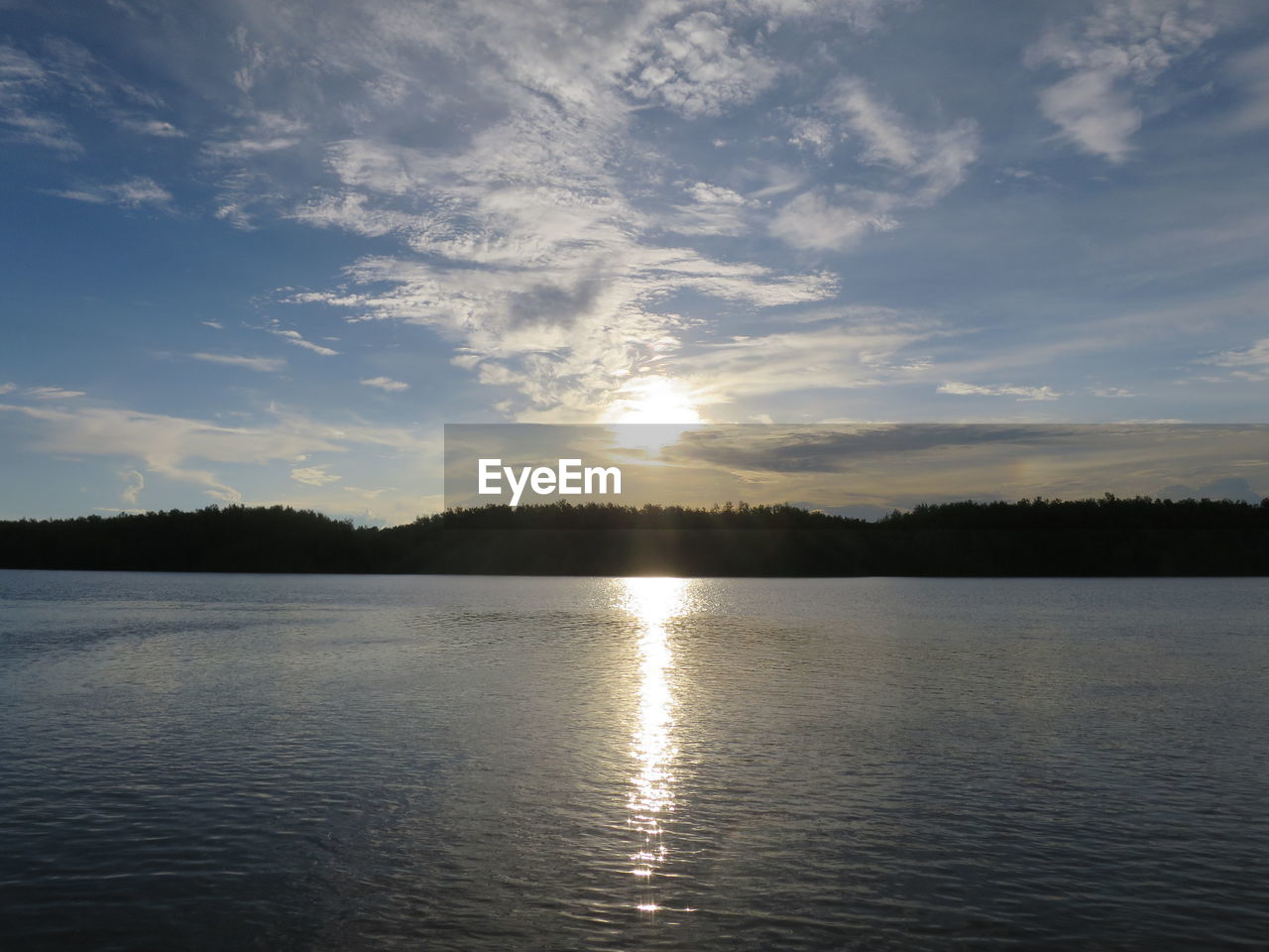 SCENIC VIEW OF LAKE AGAINST SUNSET SKY