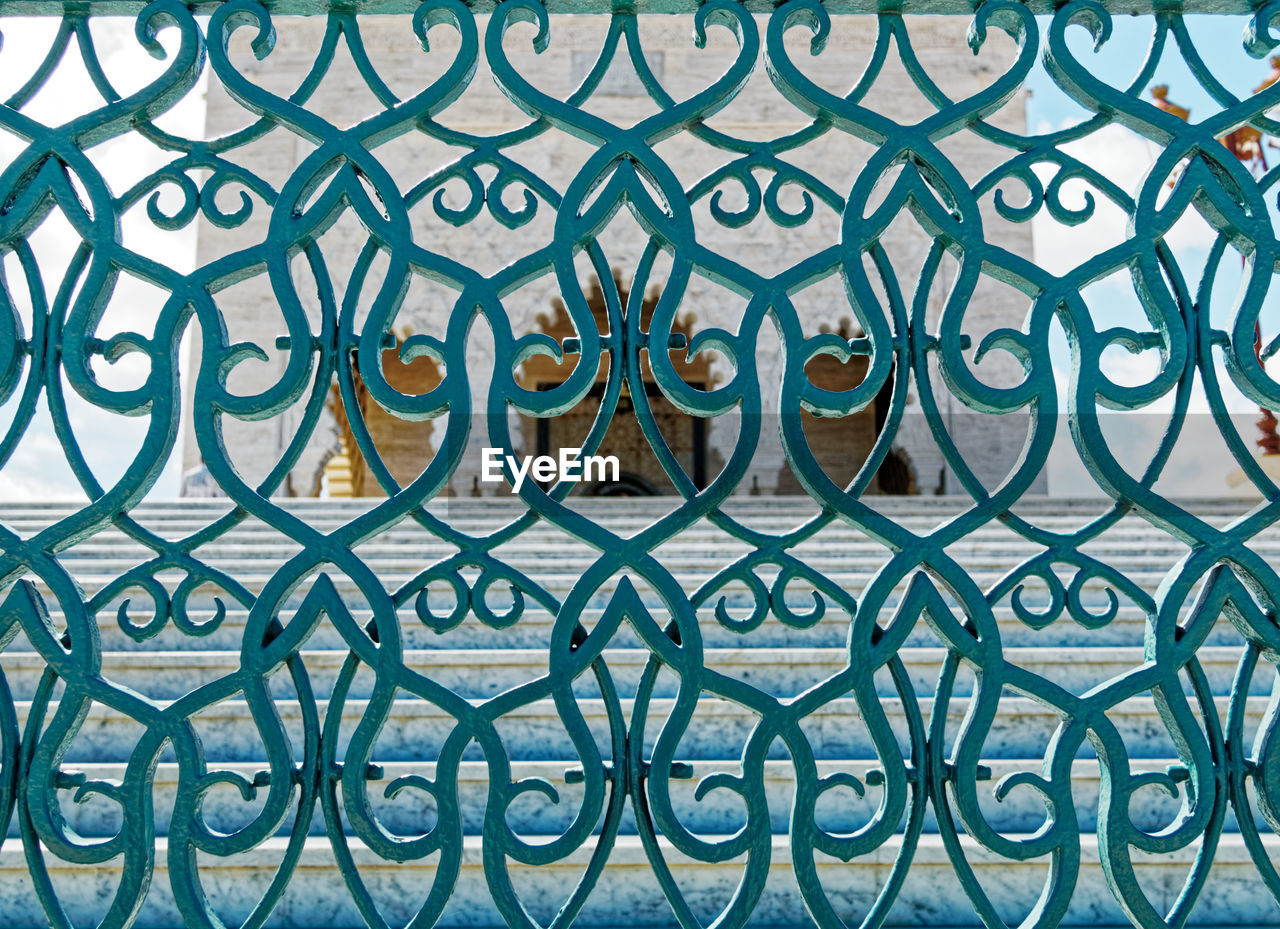 FULL FRAME SHOT OF METAL GRATE FENCE